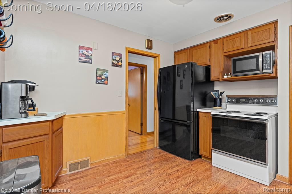 1544 Dorthen Avenue, Grosse Pointe Woods, MI 48236 — Photo 21