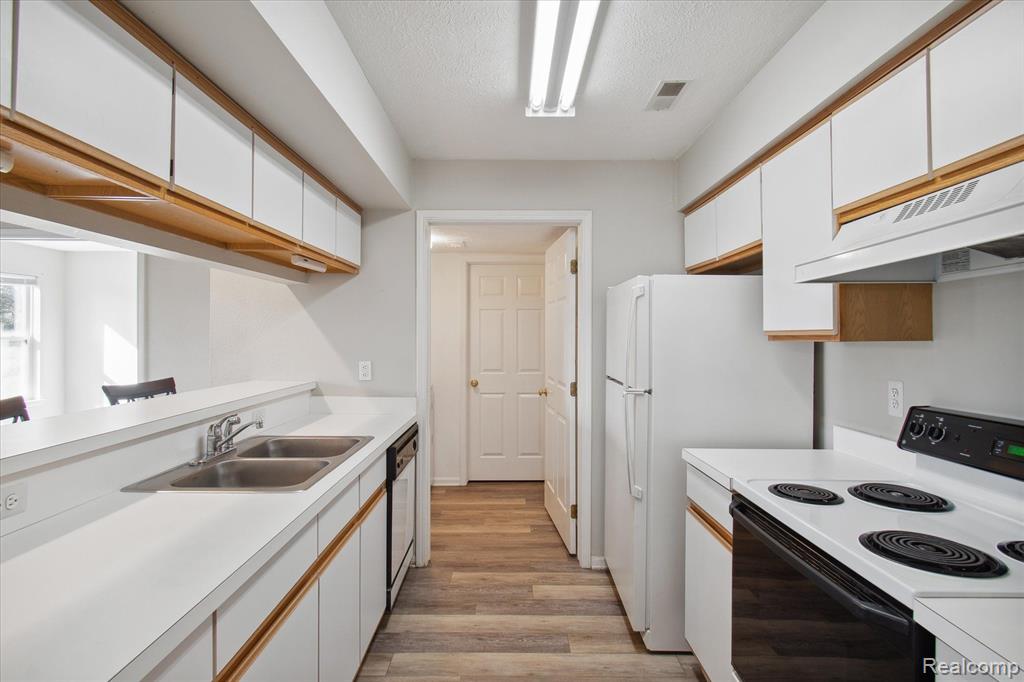 1449 HEATHERWOOD Lane, Ann Arbor, MI 48108 — Photo 14