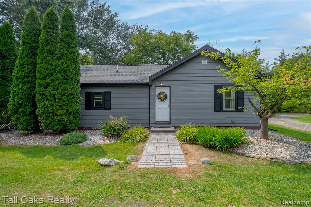 5059 W Coldwater Road, Flint, MI 48504 — Photo 2