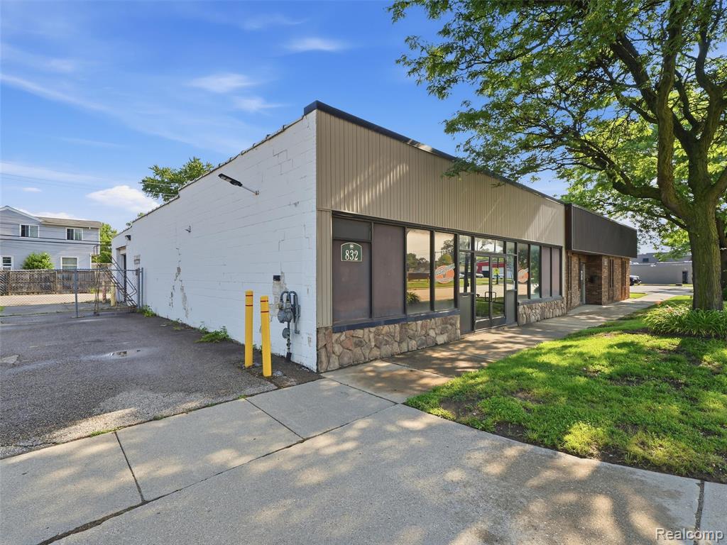 832 W 11 Mile Road, Madison Heights, MI 48071 — Photo 2