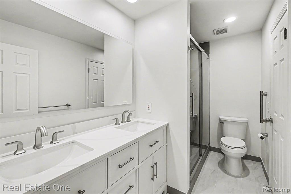 6605 Emerald Lake Drive, Troy, MI 48085 — Photo 14