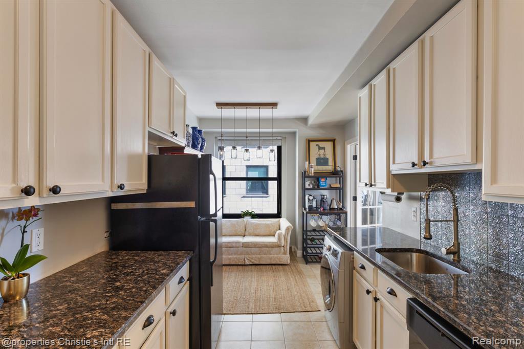 15 E KIRBY Street, 710, Detroit, MI 48202 — Photo 14