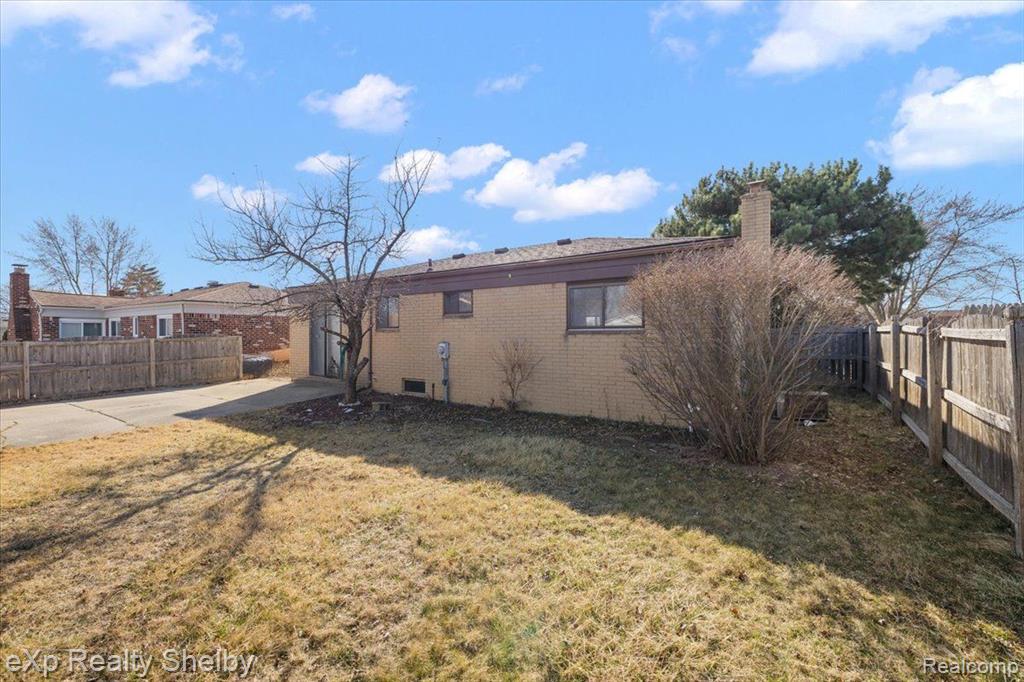 39622 UNIVERSITY Drive, Sterling Heights, MI 48310 — Photo 8