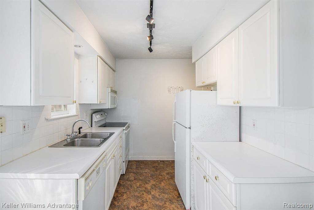 6204 Beechfield Drive, Lansing, MI 48911 — Photo 7