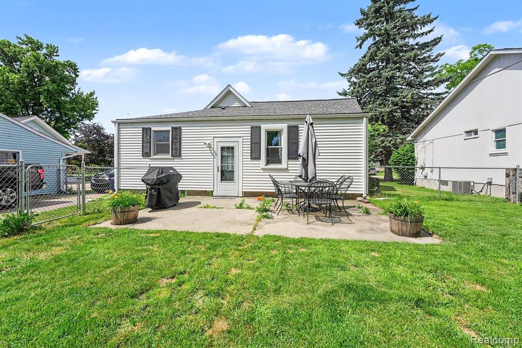 8215 Clinton River Road, Sterling Heights, MI 48314 — Photo 25