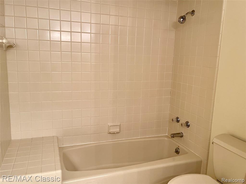 7663 Danbury Circle, West Bloomfield, MI — Photo 25