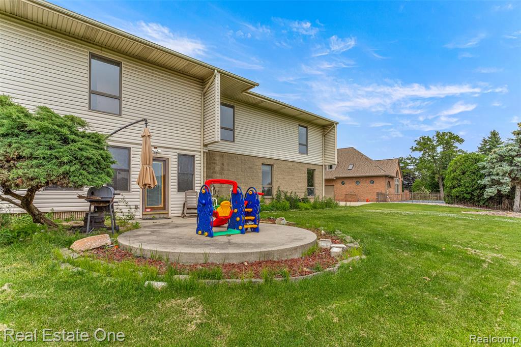 18191 Country Club Circle, Riverview, MI 48193 — Photo 54