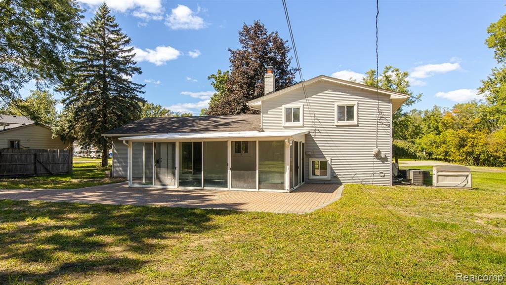 5357 Farm Road, Waterford, MI 48327 — Photo 42