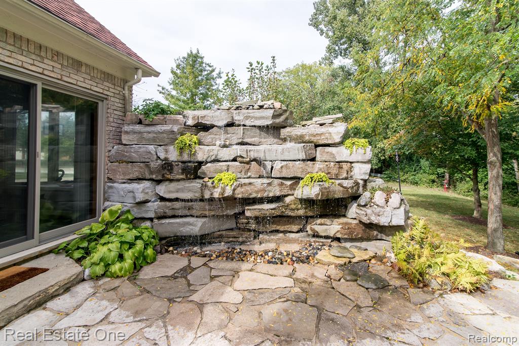 4088 PARKSTONE Court, Troy, MI 48098 — Photo 16