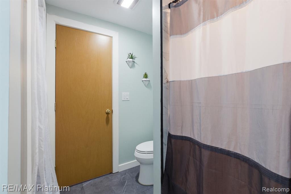 4960 Cooley Lake Road, Waterford, MI 48327 — Photo 15