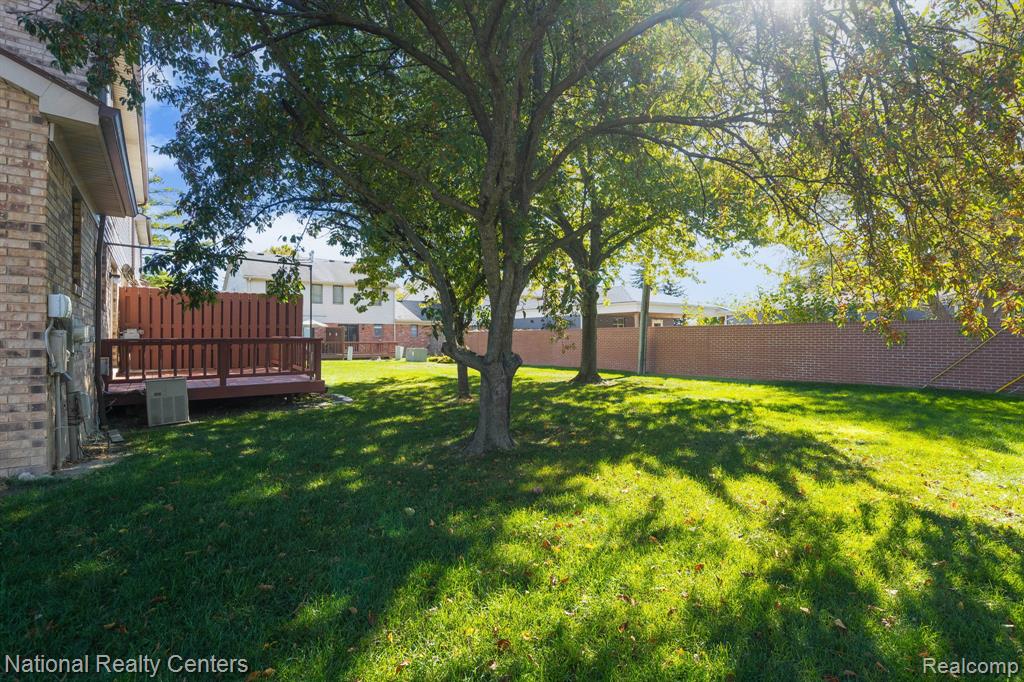 405 Pineview Court, Saint Clair Shores, MI 48081 — Photo 4