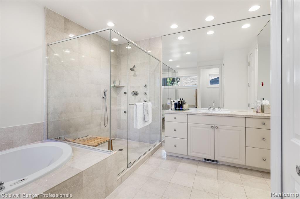 5040 OAKBROOKE Drive, West Bloomfield, MI 48323 — Photo 18