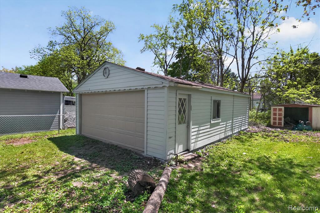 677 Lucille Drive, Wolverine Lake, MI 48390 — Photo 41