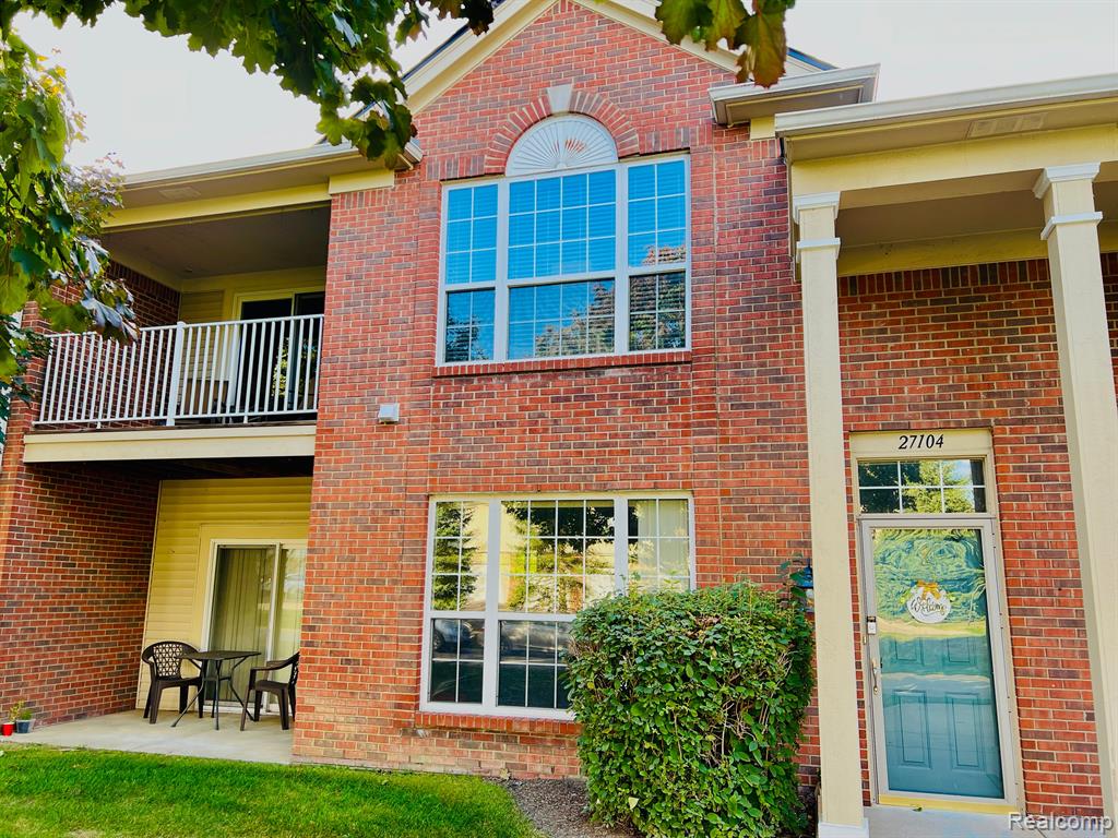 27104 CHESAPEAKE Circle, Walled Lake, MI 48390 — Photo 2