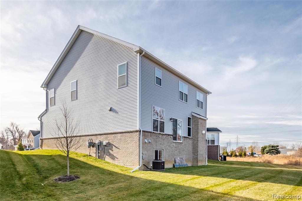5556 Hobart Court, West Bloomfield, MI — Photo 38
