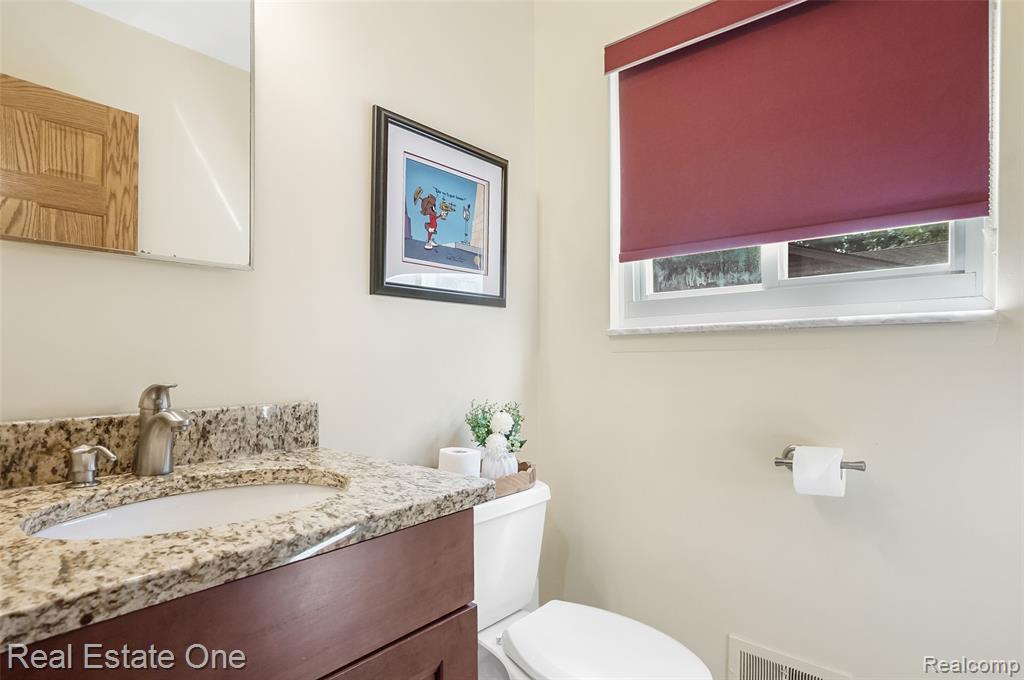 5566 Larkins Drive, Troy, MI 48085 — Photo 24