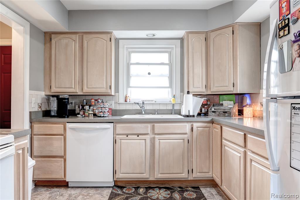 723 Globe Road, Waterford, MI 48328 — Photo 7