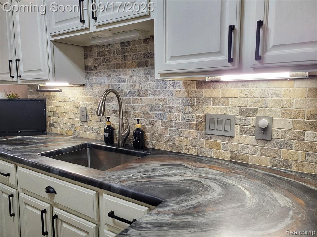 5566 Elmhurst Drive, Trenton, MI 48183 — Photo 11