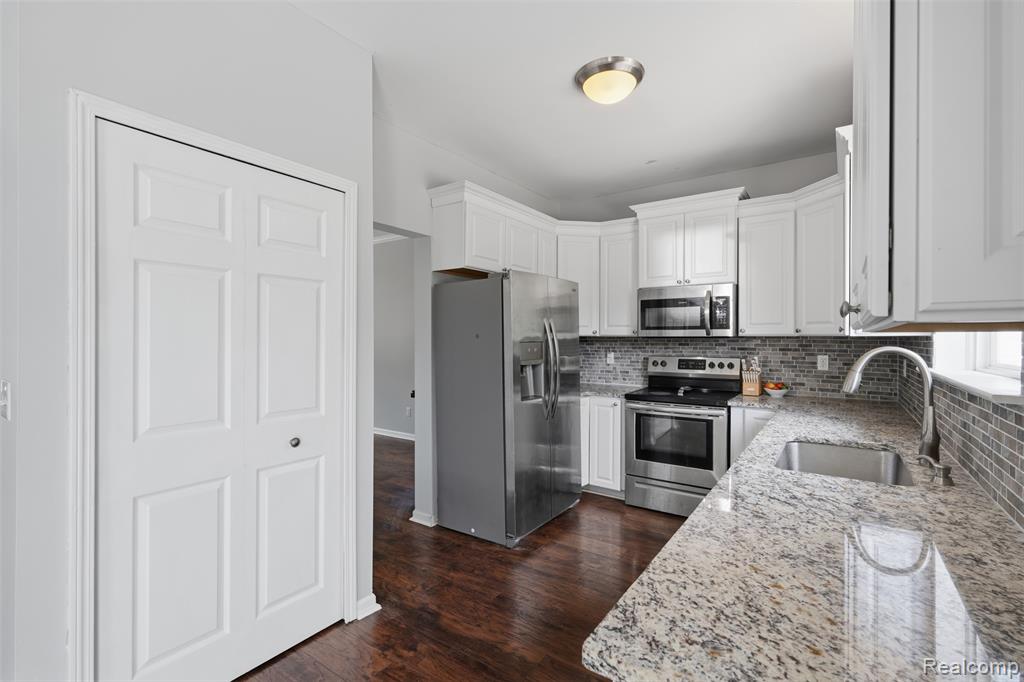 1099 Carriage Hill Drive, Fenton, MI 48430 — Photo 8