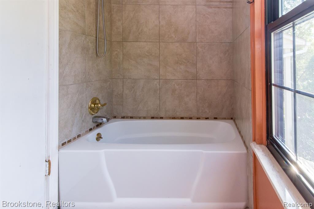 8352 LAKEVIEW Drive, Ypsilanti, MI 48198 — Photo 14