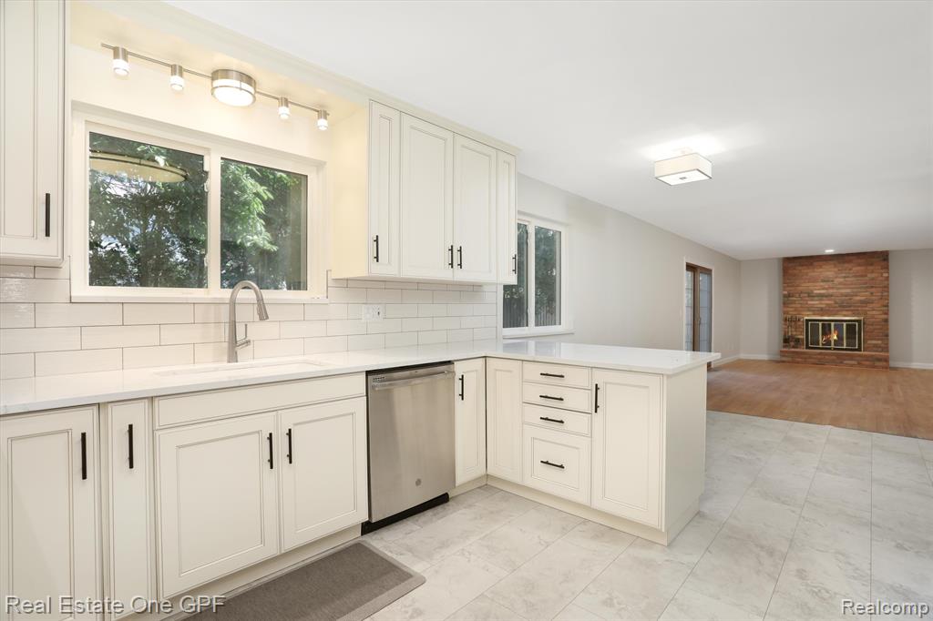 724 S ROSEDALE, Grosse Pointe Woods, MI 48236 — Photo 7