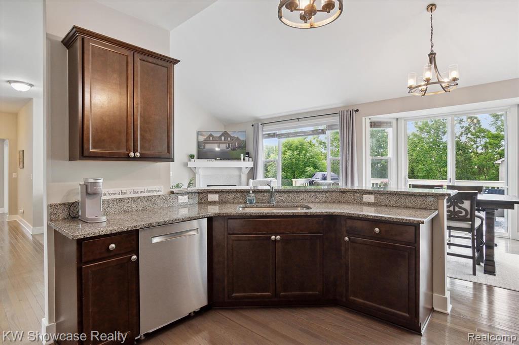 540 NAPA VALLEY Drive, Milford, MI 48381 — Photo 16