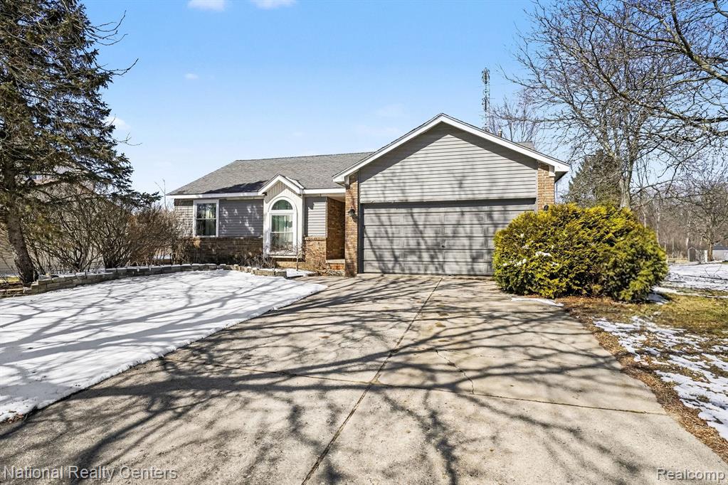 2510 Wenona Drive, Wixom, MI 48393 — Photo 3