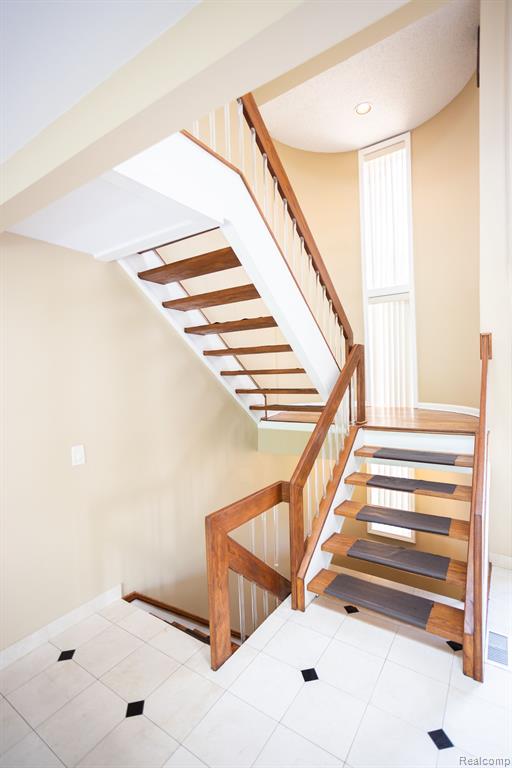 5881 NANEVA, West Bloomfield, MI — Photo 29