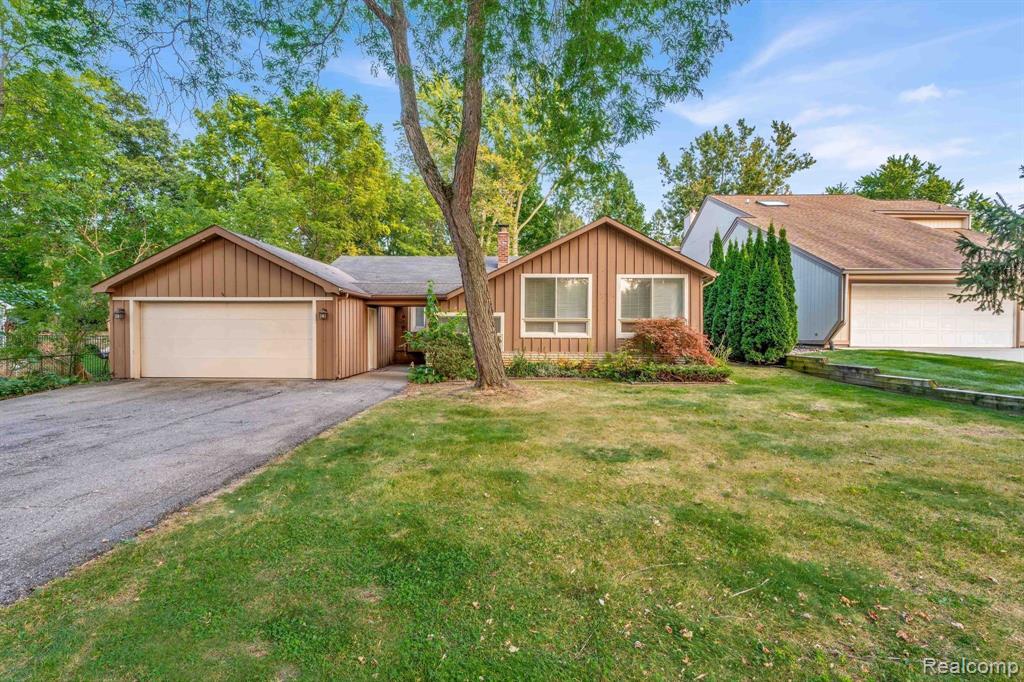 5481 Sunnycrest Drive, West Bloomfield, MI 48323 — front exterior