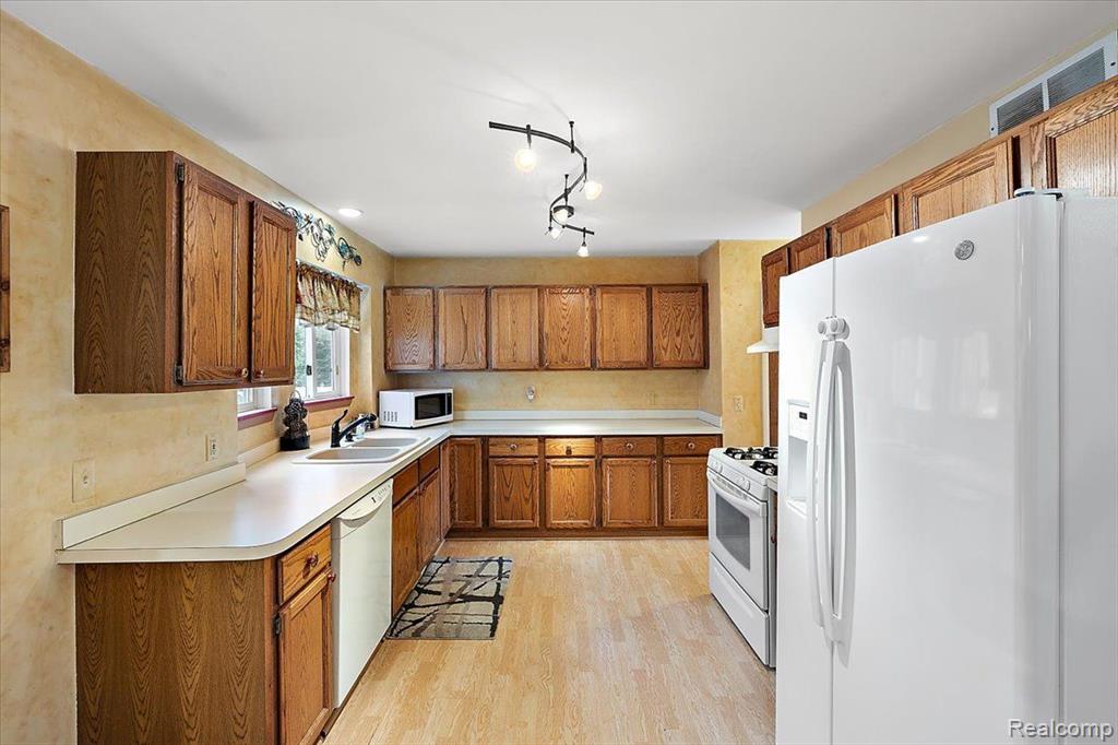 480 Timberwood Trail, Ortonville, MI 48462 — Photo 22