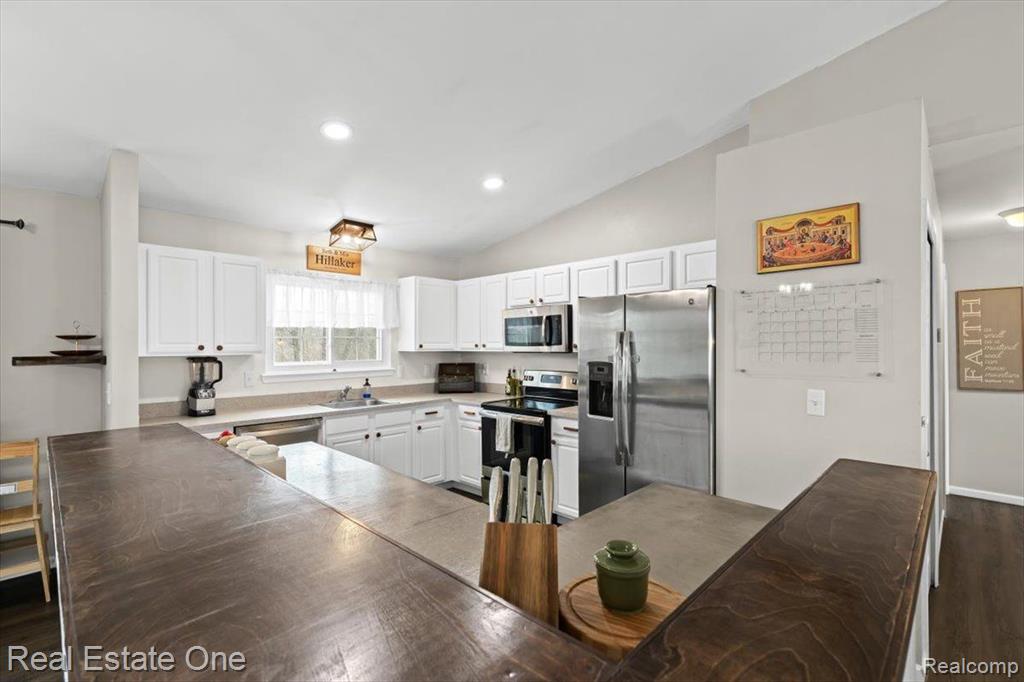 573 CARRIAGE HILL Drive, Fenton, MI 48430 — Photo 11