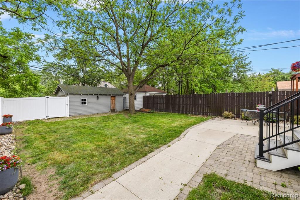 854 PINECREST Drive, Ferndale, MI 48220 — Photo 32