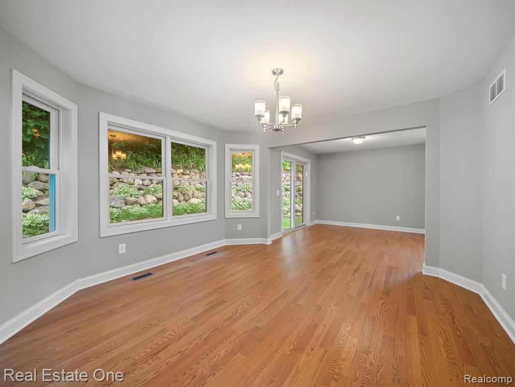 9687 SHELTERING OAKS Drive, Brighton, MI 48114 — Photo 12