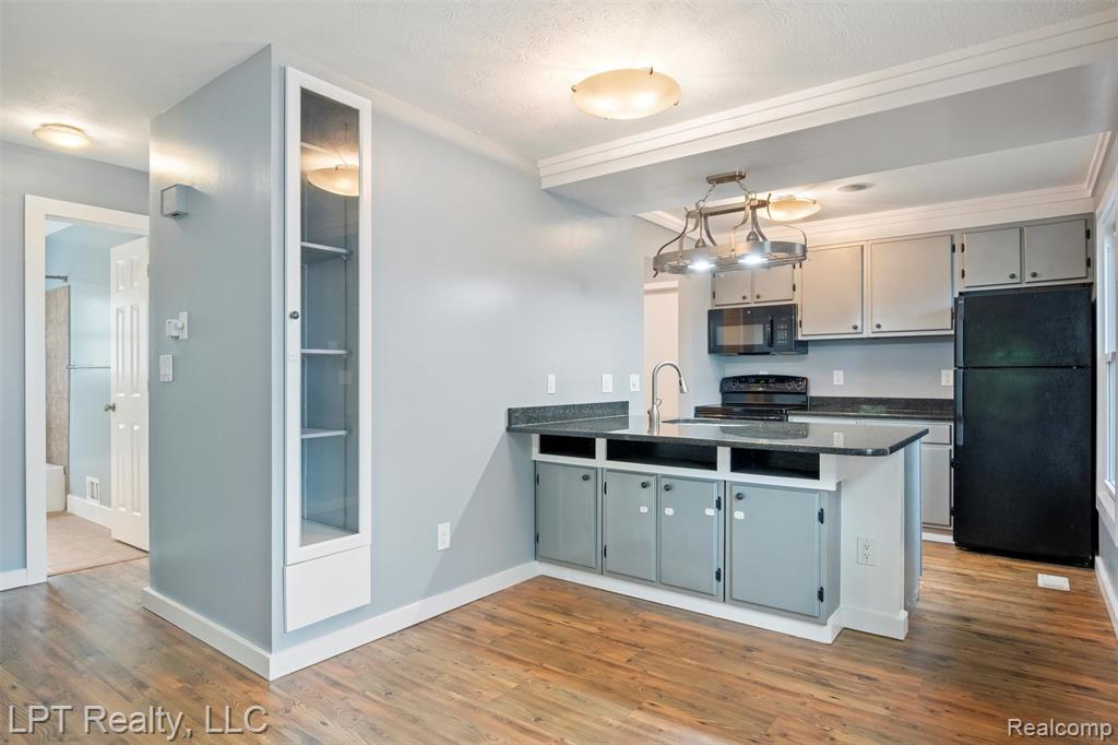 38201 Carolon Boulevard, 17B, Westland, MI — Photo 8