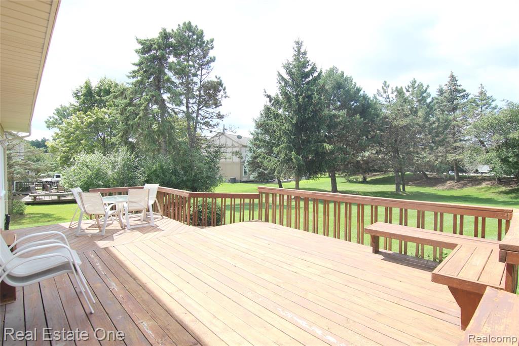 5590 GREENBRIAR Drive, West Bloomfield, MI — Photo 5