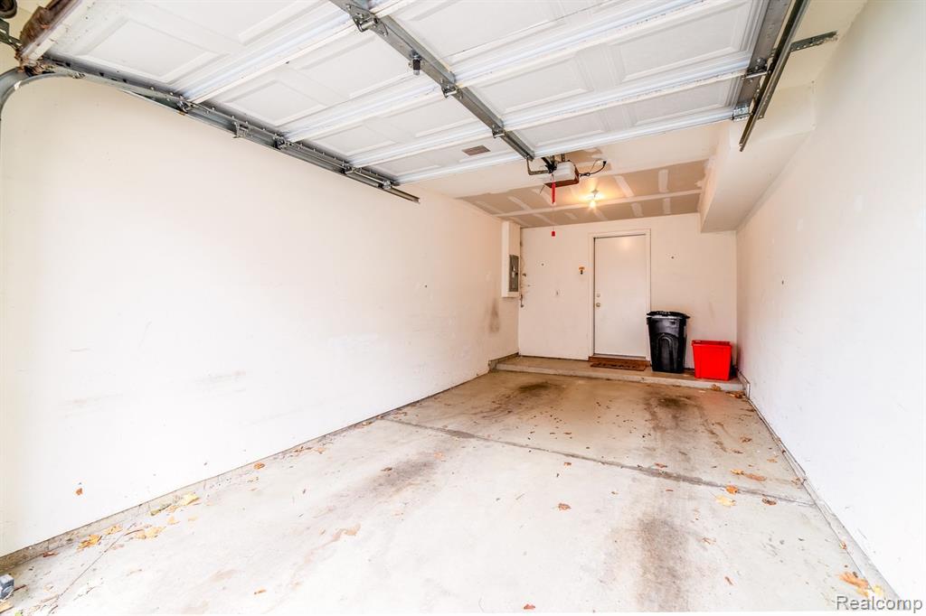 17026 FARMINGTON Road, Livonia, MI 48154 — Photo 36