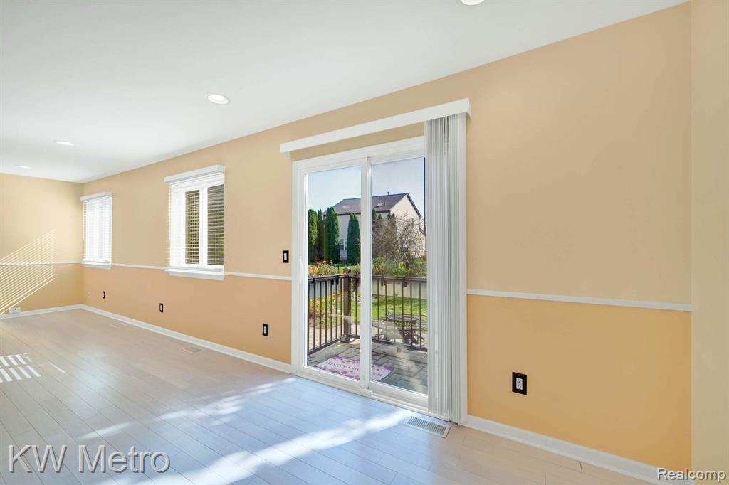 8590 BARRINGTON Drive, Ypsilanti, MI 48198 — Photo 22