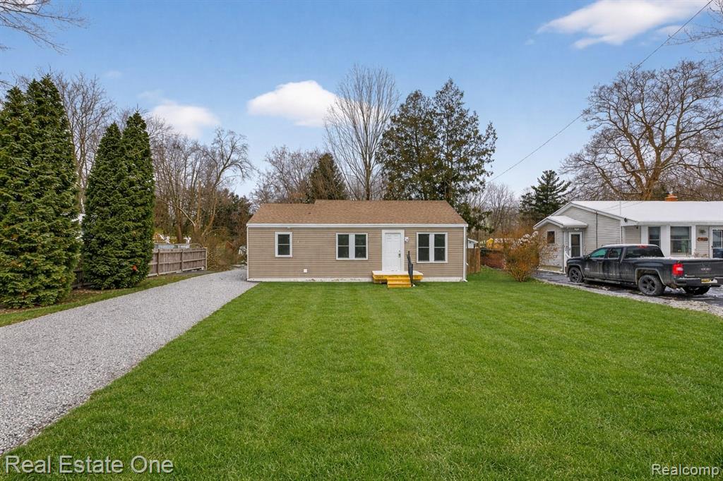 3267 Mills Acres Street, Flint, MI 48506 — front exterior