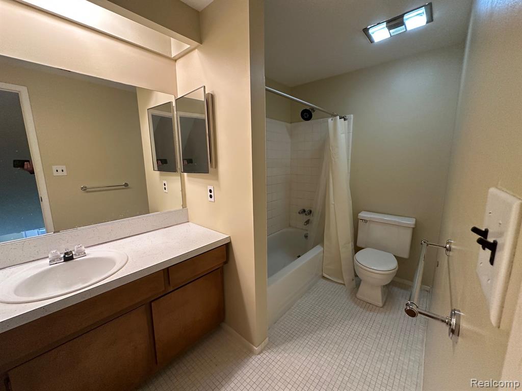 8211 Karam Boulevard, Warren, MI 48093 — Photo 4