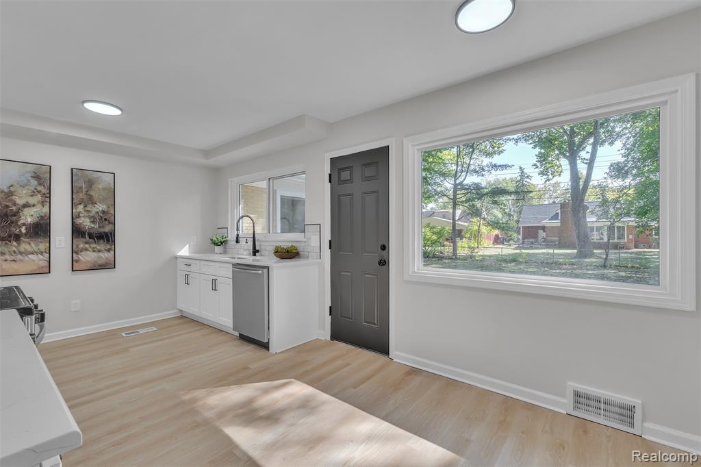 18755 Cambridge Boulevard, Lathrup Village, MI 48076 — Photo 10