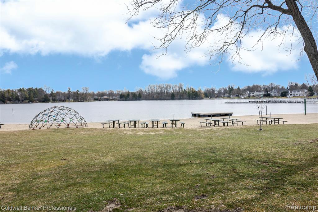 2606 Wildwood Court, Lake Orion, MI — Photo 4