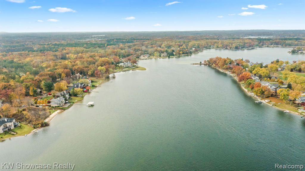 8579 PINE COVE Drive, Commerce Twp, MI 48382 — Photo 2