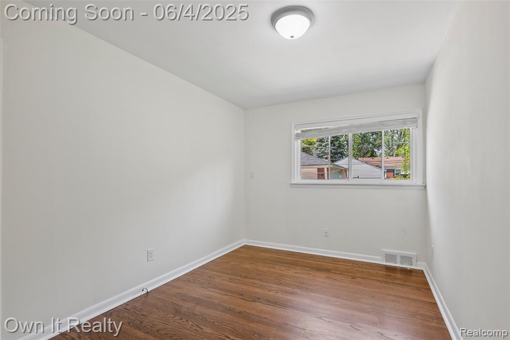 8415 N Evangeline Street, Dearborn Heights, MI 48127 — Photo 16