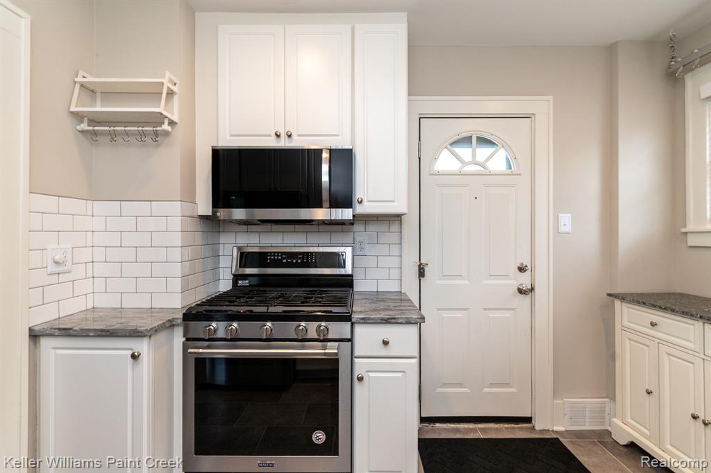 606 N CENTER Street, Royal Oak, MI 48067 — Photo 17