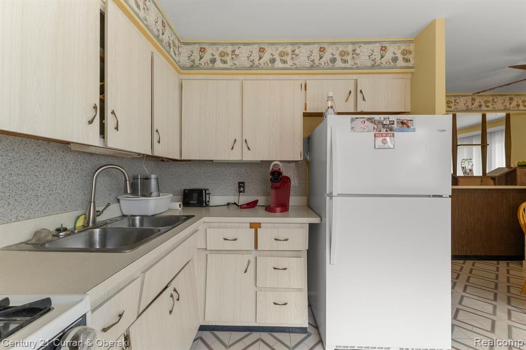 6483 COLONIAL Street, Dearborn Heights, MI 48127 — Photo 9
