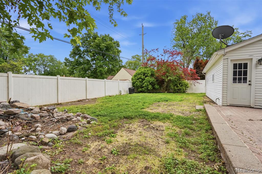 75 Preston Avenue, Waterford, MI 48328 — Photo 32