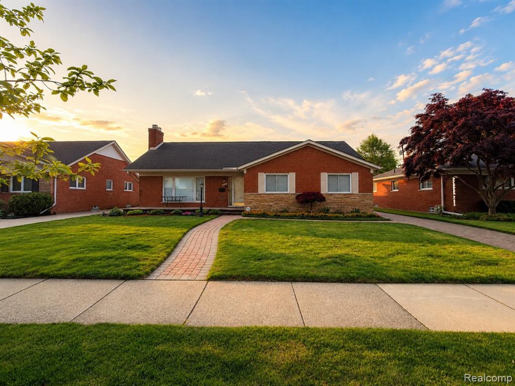20085 Wedgewood Drive, Grosse Pointe Woods, MI 48236