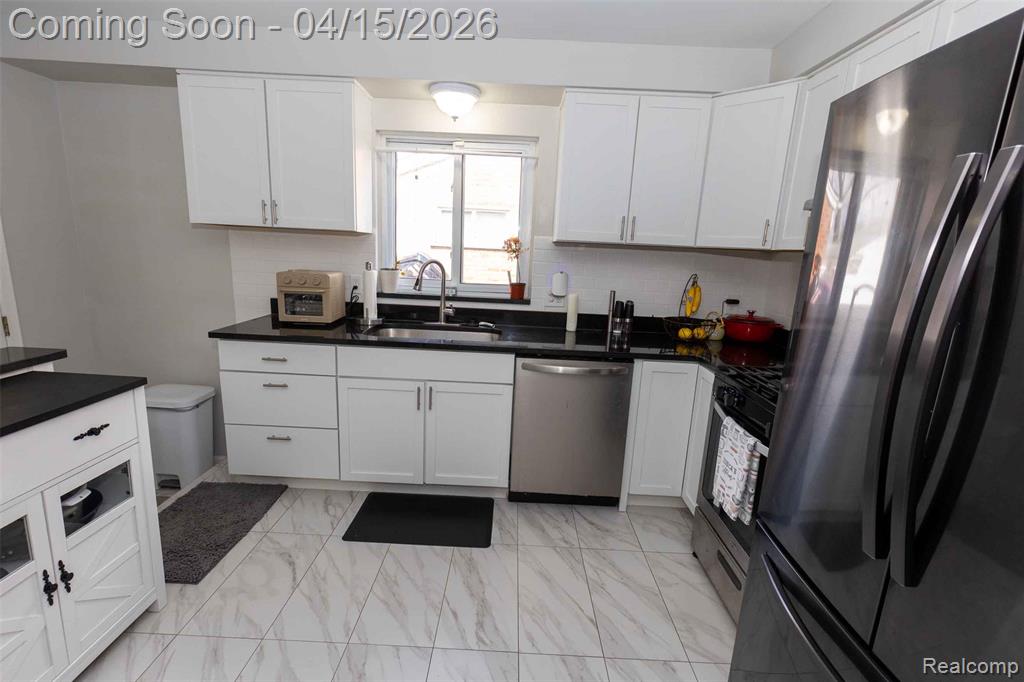 29361 Mark Avenue, Madison Heights, MI 48071 — Photo 9