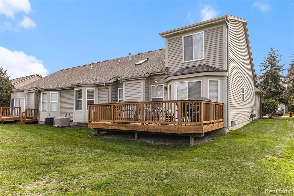648 WOODHAVEN Drive, Commerce Twp, MI 48390 — Photo 29