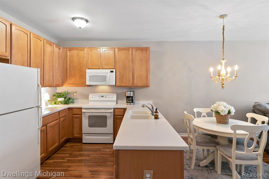 1105 FOUNTAIN VIEW Circle, South Lyon, MI 48178 — Photo 6